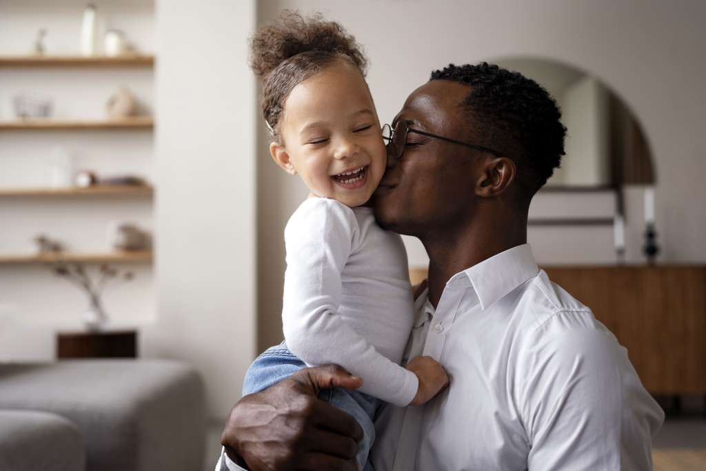 pai beijando filha crescimentos dos primeiros dentes