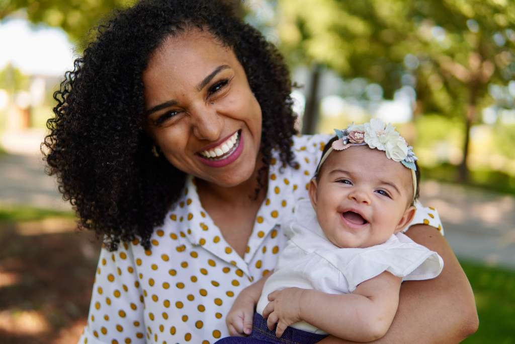 mãe com bebe no colo primeira dentição