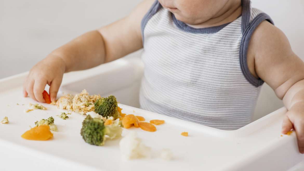 Quais os benefícios da introdução alimentar para a saúde bucal dos bebês?