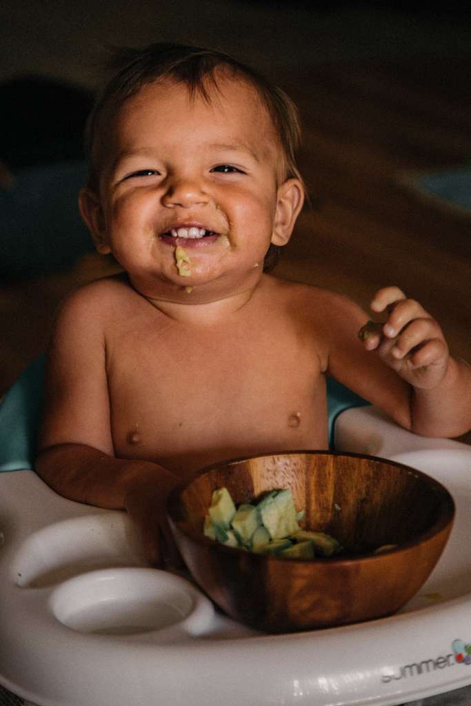 Bebê fazendo introdução alimentar